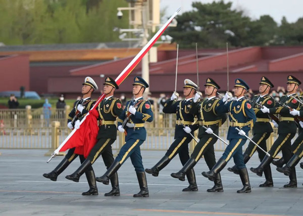 国旗护卫队官兵迈着铿锵的步伐
